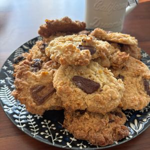 ハチの作ってみた!投稿(きび砂糖でやさしい甘さ！ザクザク板チョコ&フルグラクッキー)