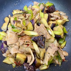 かなてぃの作ってみた!投稿(行列の定食屋さんの🍚豚バラなすと白ねぎの焦がし味噌炒め🤩)