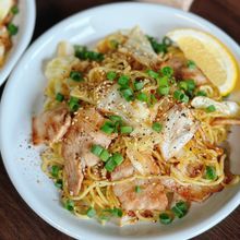 【豚バラキャベツの塩レモン焼きそば】ガーリック風味がやみつき