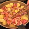 旨み溢れる♪【新じゃがと豚こまの塩昆布アヒージョ】の工程1
