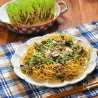 豆苗と挽肉のあんかけ堅焼きそば＊