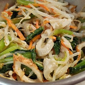 ぽんちゃんの作ってみた!投稿(チンして和えるだけ！地味にうまい「小松菜ともやしのごま和え」)