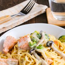 隠し味であとひく旨さ♡鮭とブロッコリーの極旨クリームパスタ