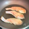 大人も子どももご飯が進む♪鮭のレモンマヨソースの工程1