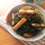材料全部いれて3分火にかけて完成♡切り昆布とさつま揚げの煮物
