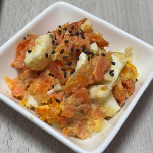 みーこの作ってみた!投稿(作業時間5分✨秒でなくなる【人参と卵のおかかマヨサラダ】)