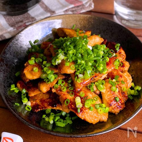 鶏胸肉を漬けて焼くだけ！丼飯にして食べたい「味噌焼きチキン」