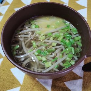 M＊Pの作ってみた!投稿(【給料日前お助けレシピ】家計救済！もやしだけラーメン風スープ)