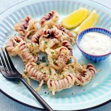 [ギリシャ料理]小さなイカの唐揚げ、ヨーグルトソース添え