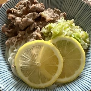 ともとらの作ってみた!投稿(ごま油香るぶっかけ！【ネギ塩レモンの豚しゃぶそうめん】)