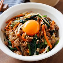 ワンパン10分☆『彩り野菜の甘辛ビビンバ丼』辛くない♪