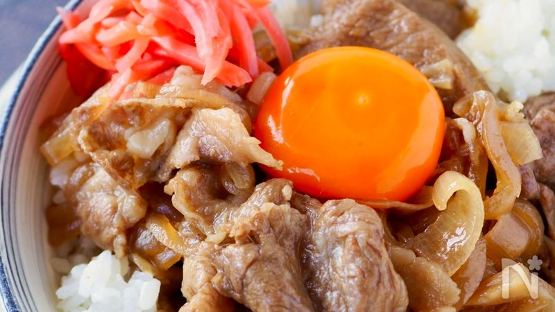 つゆだく牛丼たまご付き】ダブル玉ねぎカサ増し牛丼 | レシピサイトNadia