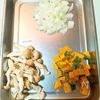 鶏もも肉のポワレ ゴロゴロかぼちゃクリームソースがけの工程1