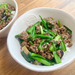 ゆかりの作ってみた!投稿(10分で完成！【なすとニラそぼろ丼】)