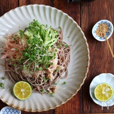 豚しゃぶのごまだれ和えと千切り野菜の和えそば。