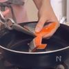 簡単で美味しい！バター醤油香る【鮭ときのこの和風パスタ】の工程1