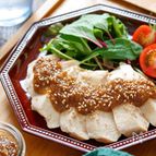 蒸し鶏のごま味噌だれ【#作り置き #鶏むね肉 #包丁不要】