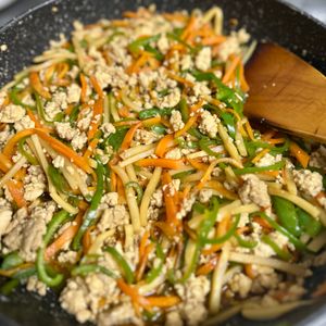 りりの作ってみた!投稿(【細切り野菜とひき肉の青椒肉絲丼】1皿満足レシピ♡)