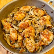 ワンパン10分！【鶏むね肉ときのこのオニオンソース炒め】
