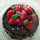 ラズベリーをのせたチョコレートムース