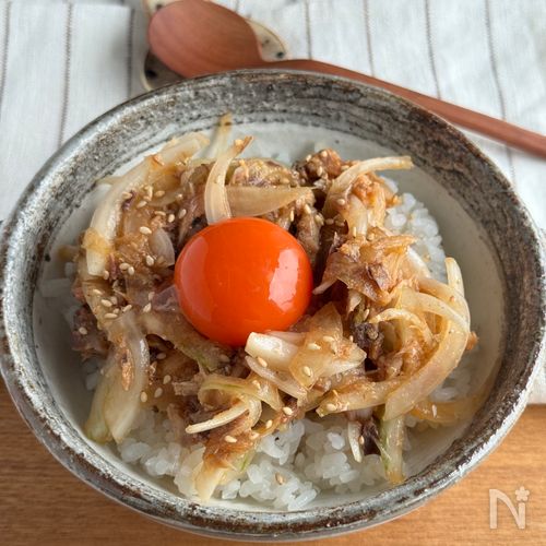鯖缶と新玉でユッケ丼風