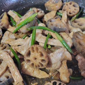 1バーバミーの作ってみた!投稿(豚肉とれんこんの甘辛ガーリック炒め【#作り置き#冷凍保存】)