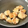 【鶏むねの甘辛ごま照りチキン】やみつき!にんにく甘辛だれの工程2
