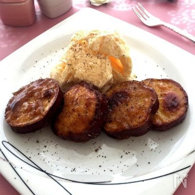 シナモン風味のさつまいものガレット　アイスクリーム添え