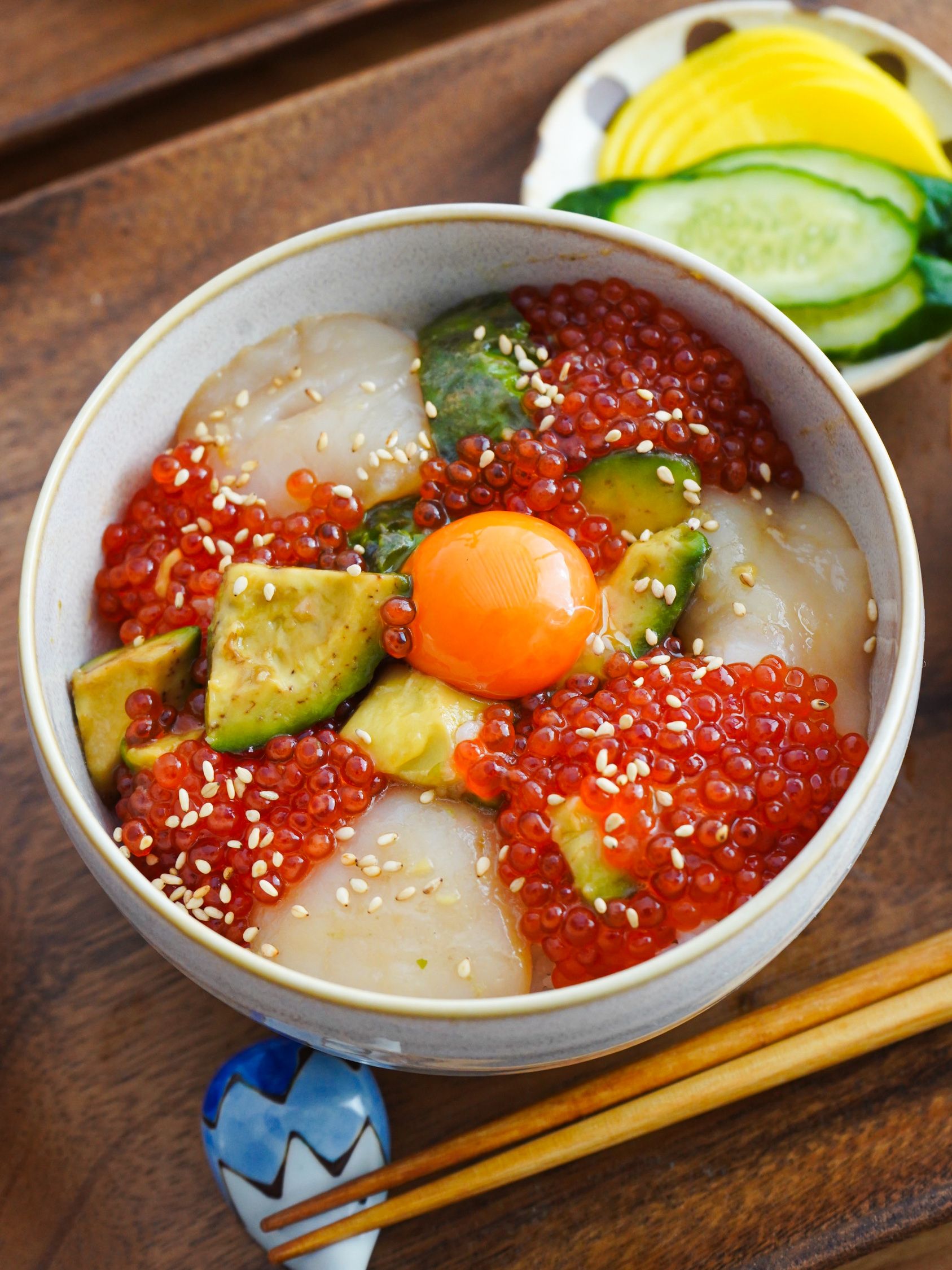 ごま油香る♪ほたてとアボカドのいくら丼 | レシピサイトNadia