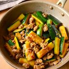 ワンパン10分！【ズッキーニの甘辛そぼろ炒め】ご飯すすむ♩