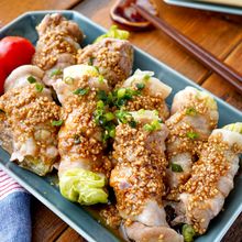 簡単すぎる！レンジで【レタスの豚バラ巻き】ごまポン酢だれ♡