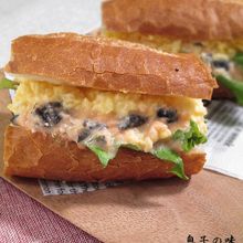 トマトサーモンクリームチーズ＆スクランブルのパリジャンサンド