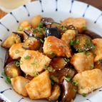 【簡単に作れる！】鶏むね肉となすの甘酢炒め