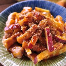 お芋ホクホクお肉カリじゅわ。さつまいもと豚バラの甘酢あん