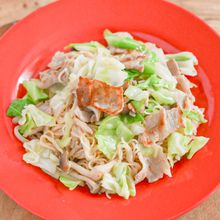 ガッツリ食べたいときに！豚肉とキャベツのそうめん炒め