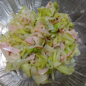 鶏皮坊主の作ってみた!投稿(レンチン10分！【春キャベツと新たまのペペロンサラダ】)