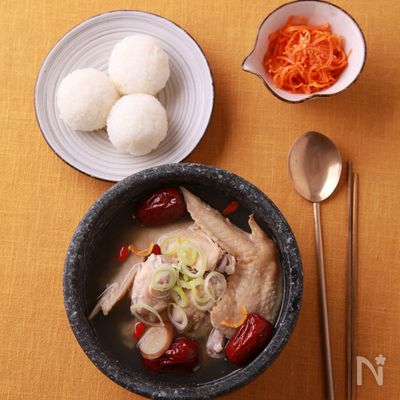 二種の鶏手羽でつくる参鶏湯。スープの締めは鶏粥にしても◎