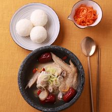 二種の鶏手羽でつくる参鶏湯。スープの締めは鶏粥にしても◎