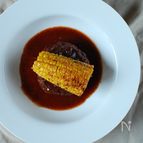 赤ワイン煮込みハンバーグと、とうもろこしのロースト添え。