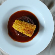 赤ワイン煮込みハンバーグと、とうもろこしのロースト添え。