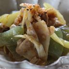 刺身こんにゃくと豚肉、長ネギの炒め物
