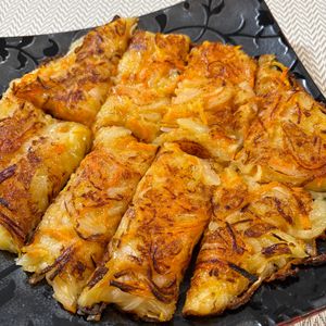 楽ラク手抜キッチン🐶🐾の作ってみた!投稿(食べ出したら止まらない【玉ねぎとにんじんのチーズチヂミ】)