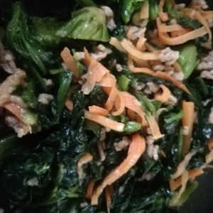 ぽぽペの作ってみた!投稿(ご飯が進む☆ほうれん草とにんじんの肉味噌炒め)
