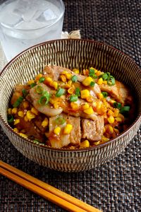 『コーンと豚バラの甘辛丼』夢中でかき込むうまさ。