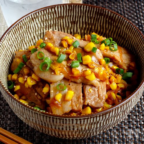『コーンと豚バラの甘辛丼』夢中でかき込むうまさ。