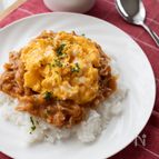 『レンジでお手軽！ハッシュドポークのっけオムライス』