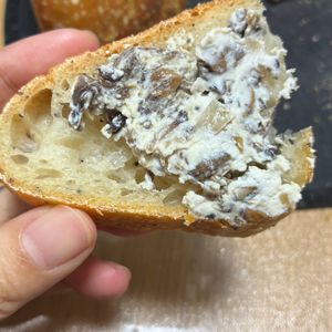 ふんすの作ってみた!投稿(フライパン1つで！きのこのリエット♡バゲット泥棒)