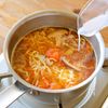 トマトとふわふわ卵の酸辣湯風ラーメンの工程3