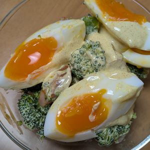 かめちゃん🐢の作ってみた!投稿(ブロッコリーとウインナー《トロ玉♡カレーマヨ》)