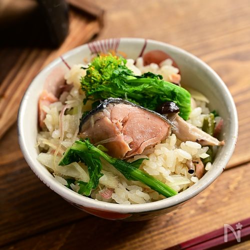 春の食材で「ニンニクの芽と菜の花の鮭釜飯」